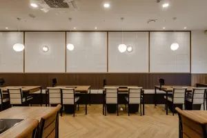 화이트 타일과 우드의 조화로운 샤브샤브 맛집 인테리어